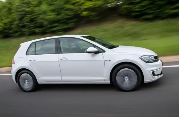 2020 Volkswagen E-Golf side view 2