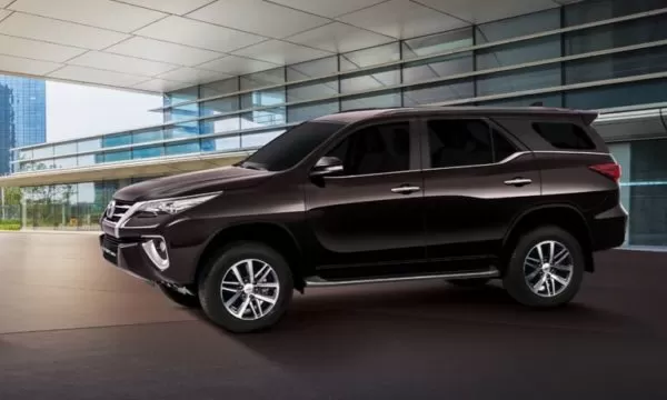 Toyota fortuner 2nd generation side view