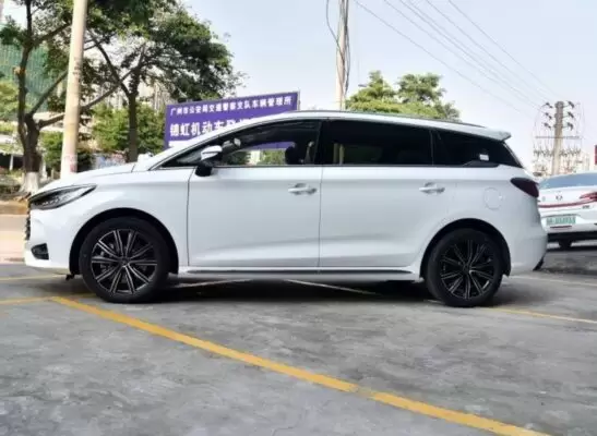 1st Generation BYD Song Max PHEV side view