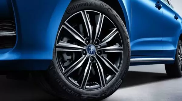 1st Generation BYD Song Max PHEV wheels view