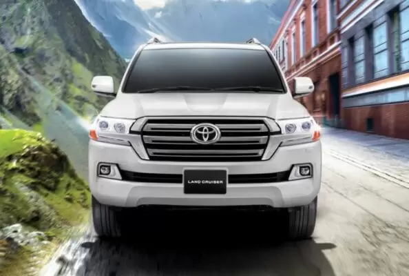 J200 Toyota Land Cruiser SUV front close view