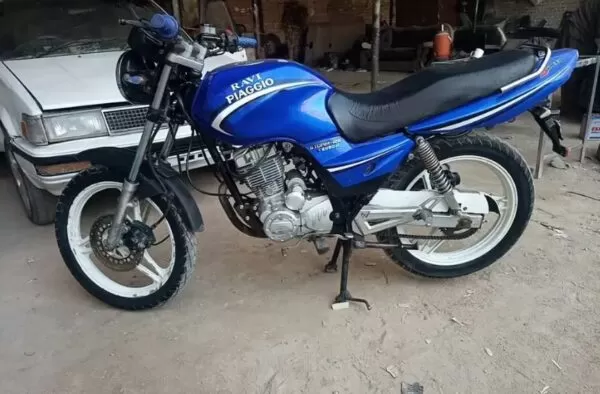 Ravi Piaggio Strom 125cc Motor Bike full side view