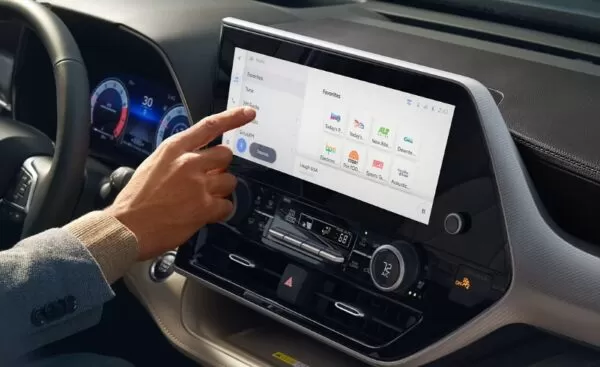 Toyota Highlander SUV 4th Generation infotainment screen view