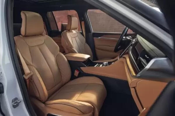 Jeep Grand Cherokee suv 5th generation front seats view