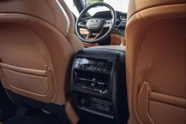 Jeep Grand Cherokee suv 5th generation rear air vents and controls