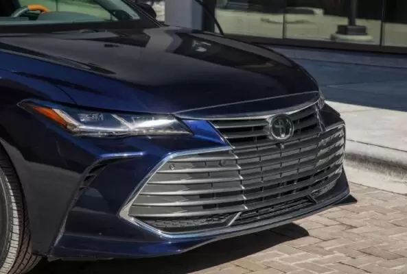 Toyota Avalon Hybrid Sedan 5th generation front grille close view