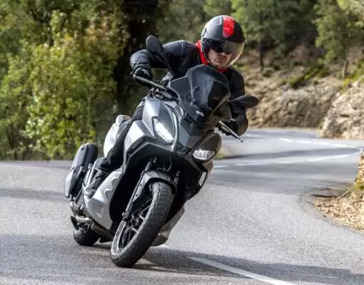 Aprilia SR GT Scooter front view and headlamps