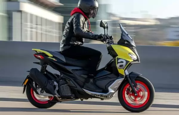 Aprilia SR GT Scooter nice side view